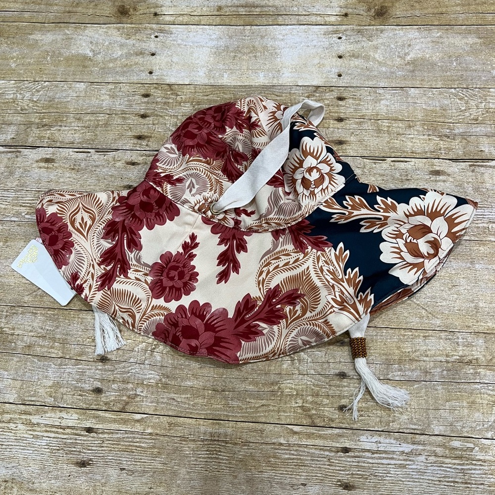 NWT AGUA BENDITA ELEKTRA HAT